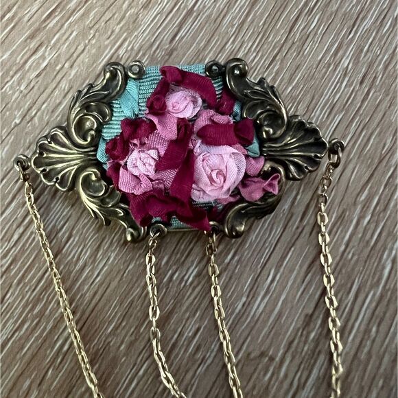 Vintage Ribbon Rose Embroidered Brooch Pin Pendant Brass Tone Floral Shabby Chic - Picture 3 of 5